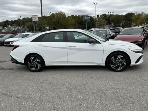 New 2025 Hyundai Elantra SEL image 2