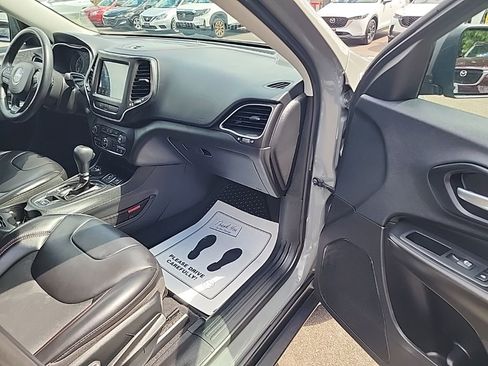 Used 2019 Jeep Cherokee Trailhawk w/ Cold Weather Group AWD/4WD image 23