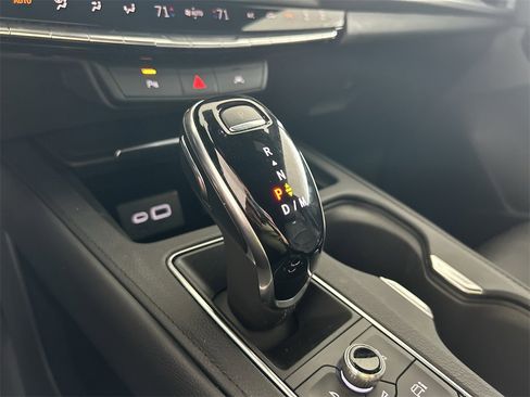 Used 2025 Cadillac XT4 Premium Luxury image 29