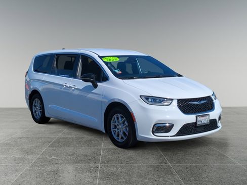 Used 2024 Chrysler Pacifica Touring image 7