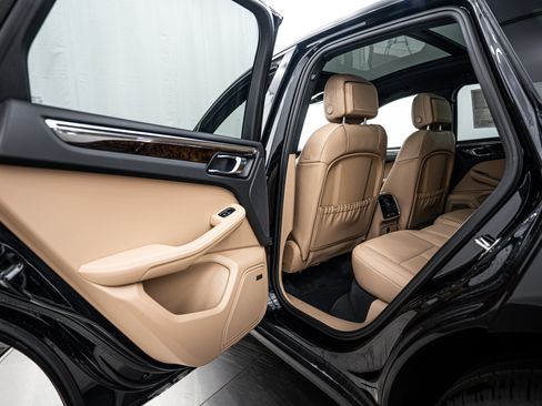 Certified 2026 Porsche Macan image 23