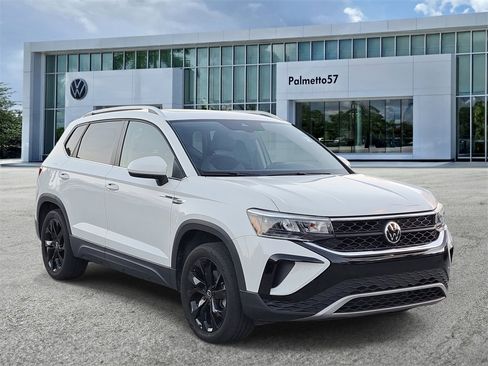 Certified 2022 Volkswagen Taos SE image 3