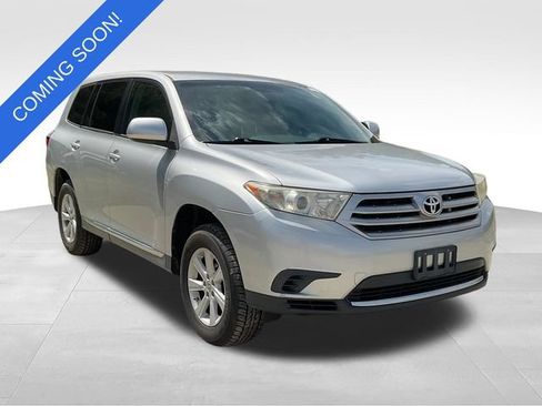 Used 2013 Toyota Highlander FWD w/ Cold Weather Pkg image 1