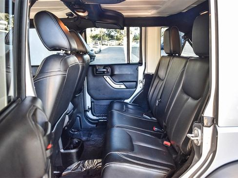 Used 2015 Jeep Wrangler Unlimited Sahara image 18