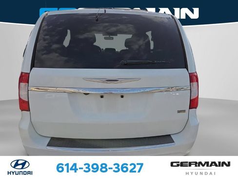 Used 2014 Chrysler Town & Country Touring FWD image 8