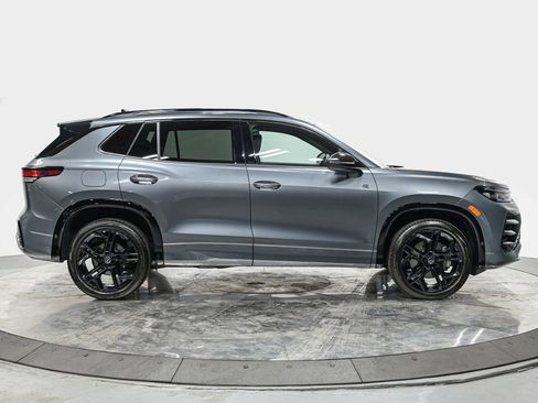 Used 2025 Volkswagen Tiguan SE R-Line image 8