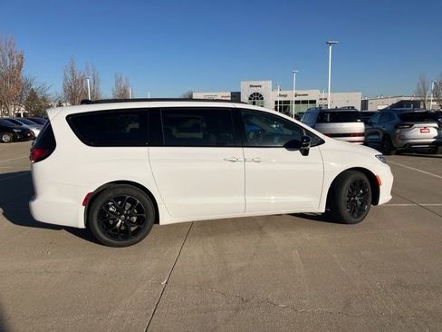 New 2026 Chrysler Pacifica Limited w/ S Appearance Package image 5