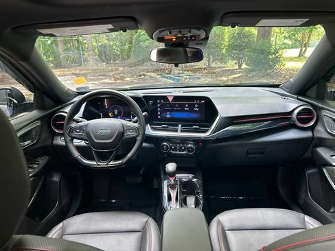 Used 2024 Chevrolet Trax RS w/ Sunroof Package FWD image 29