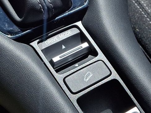 Used 2025 Honda HR-V LX image 25