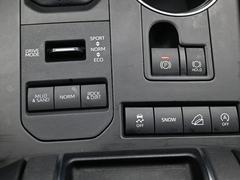 Used 2022 Toyota Highlander XLE AWD/4WD image 26