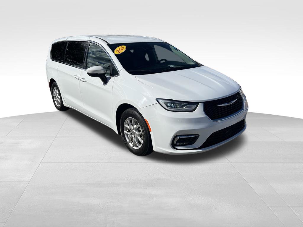 Used 2023 Chrysler Pacifica Touring-L FWD image 8