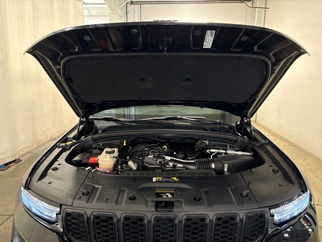 Used 2023 Jeep Grand Cherokee Altitude AWD/4WD image 8
