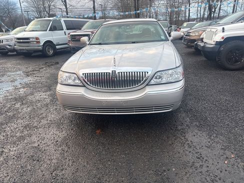 Used 2005 Lincoln Town Car Signature Limited image 3