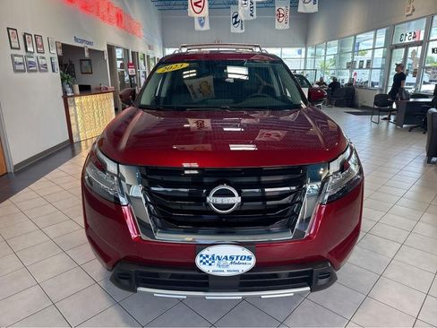 Used 2023 Nissan Pathfinder SL AWD/4WD image 2