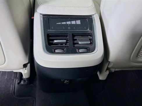 Used 2018 Volvo XC90 T6 Momentum w/ Convenience Package image 25