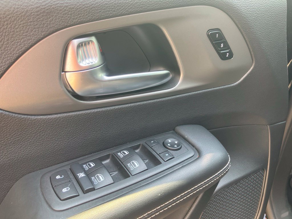 Used 2025 Chrysler Pacifica Select FWD image 12
