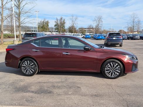 Used 2024 Nissan Altima 2.5 SV image 8