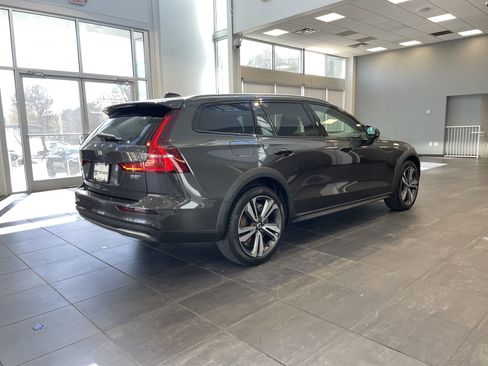 Used 2025 Volvo V60 B5 Cross Country Plus image 18