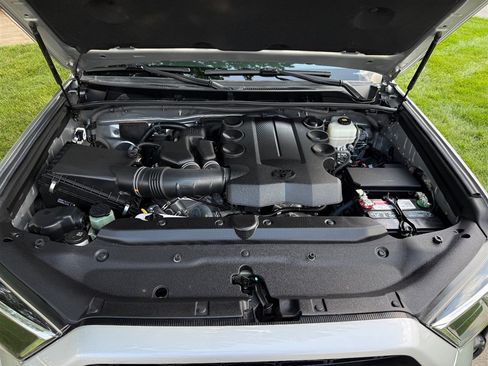 Used 2018 Toyota 4Runner TRD Off-Road Premium AWD/4WD image 69