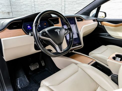 Used 2019 Tesla Model X 75D image 3