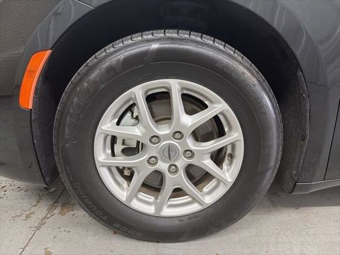 Used 2023 Chrysler Pacifica Touring-L image 11