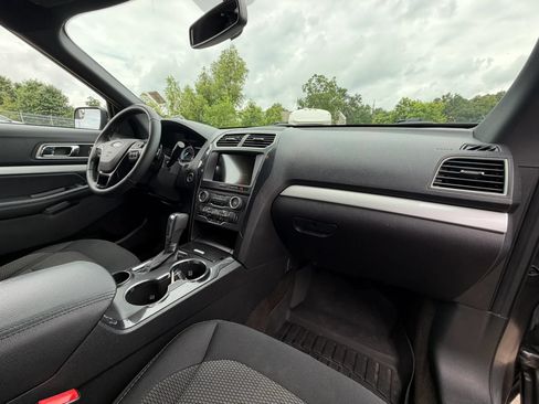 Used 2017 Ford Explorer XLT w/ Equipment Group 201A FWD image 24