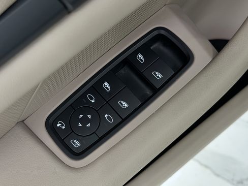 Certified 2022 Porsche Taycan image 28