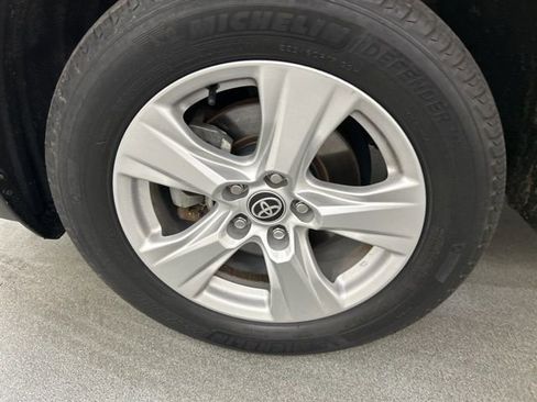 Used 2021 Toyota RAV4 XLE image 26