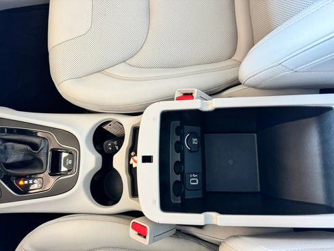 Used 2019 Jeep Cherokee Limited AWD/4WD image 16