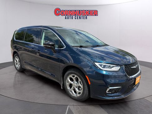 Used 2024 Chrysler Pacifica Limited FWD image 1