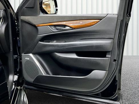 Used 2016 Cadillac Escalade Luxury image 30