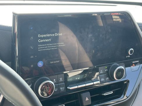 Used 2023 Toyota Highlander XLE image 9