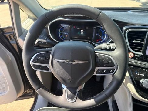 Used 2023 Chrysler Pacifica Limited FWD image 12
