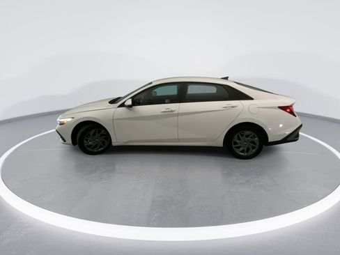 Used 2024 Hyundai Elantra SEL FWD image 3
