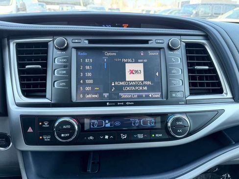Used 2019 Toyota Highlander XLE AWD/4WD image 38