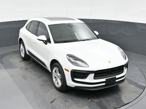 Certified 2025 Porsche Macan image 32