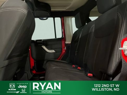 Used 2015 Jeep Wrangler Unlimited Rubicon w/ Max Tow Package AWD/4WD image 33