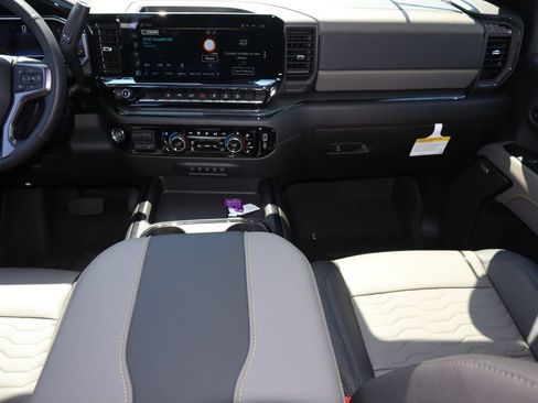 Used 2024 Chevrolet Silverado 2500 ZR2 w/ Technology Package AWD/4WD image 29