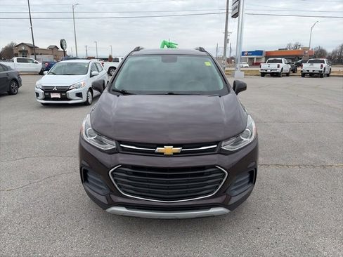 Used 2022 Chevrolet Trax LT w/ LT Convenience Package image 9