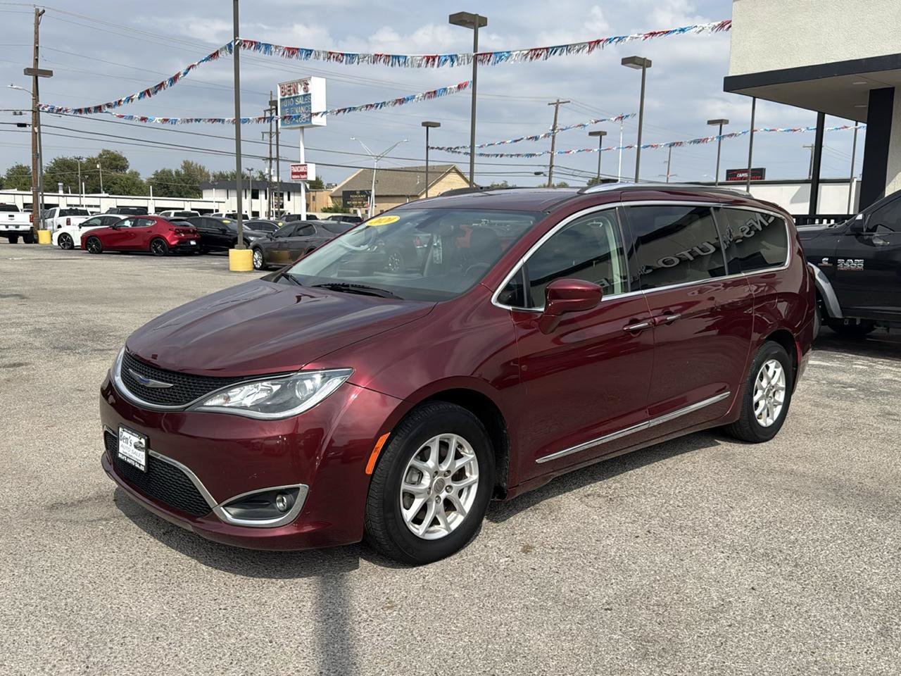 Used 2020 Chrysler Pacifica Touring-L FWD image 2