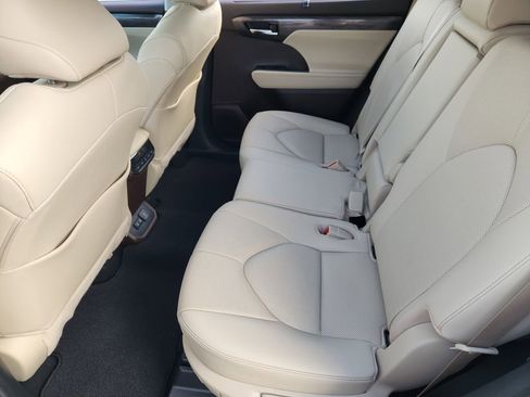 Used 2020 Toyota Highlander Limited image 29
