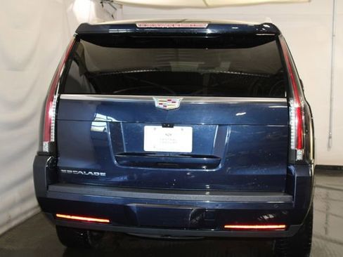 Used 2018 Cadillac Escalade Luxury AWD/4WD image 6