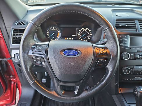Used 2018 Ford Explorer XLT AWD/4WD image 18