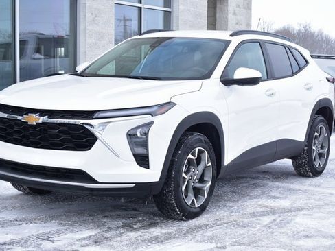 Used 2025 Chevrolet Trax LT w/ LT Convenience Package image 9