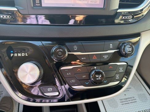 Used 2023 Chrysler Voyager LX image 22