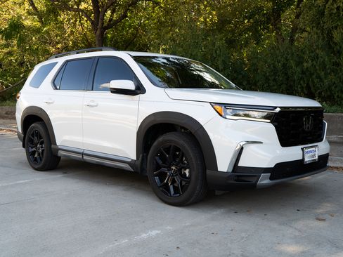 Certified 2025 Honda Pilot Touring image 2