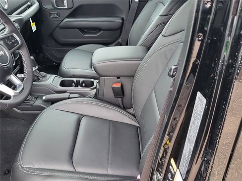 Used 2023 Jeep Wrangler Sahara image 14