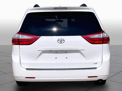 Used 2015 Toyota Sienna LE FWD image 4