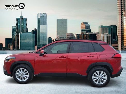 Used 2023 Toyota Corolla Cross LE image 2