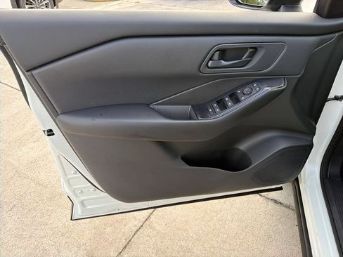 Used 2024 Nissan Rogue S AWD/4WD image 15